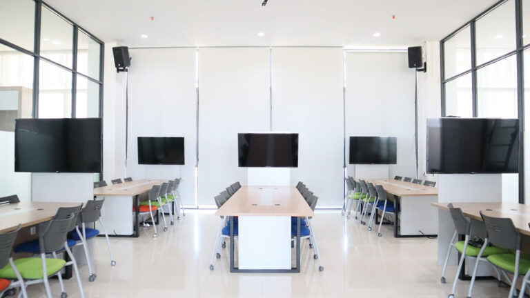 Lab Simulasi Bisnis Manajemen Kampus Ciputra Makassar