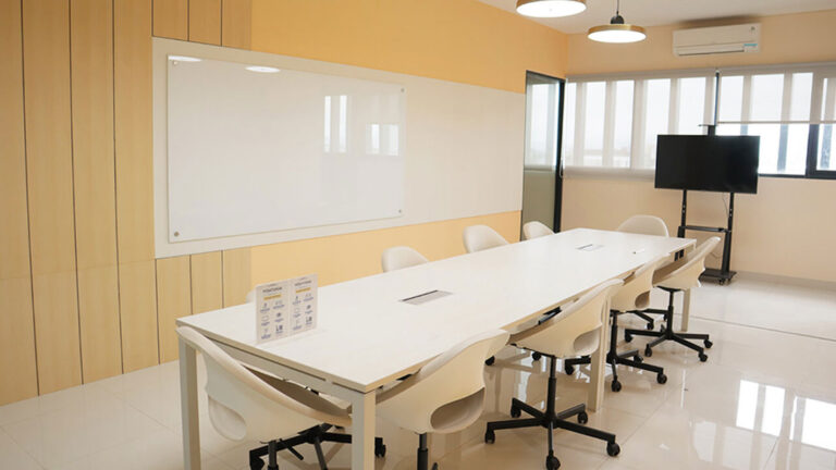 Meeting Room Program Studi Desain Komunikasi Visual Kampus Ciputra Makassar