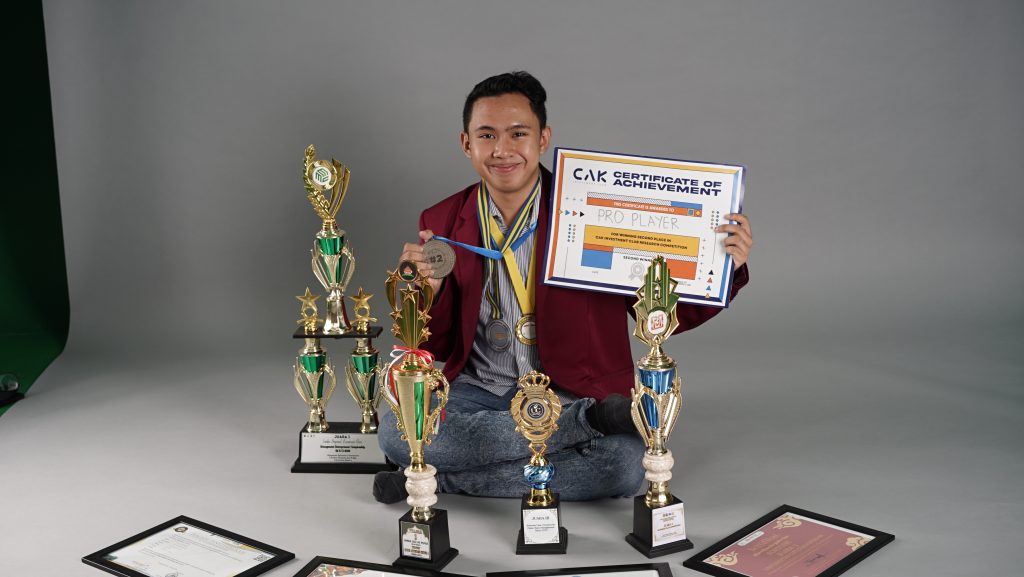 mahesha salah satu mahasiswa berprestasi uc makassar