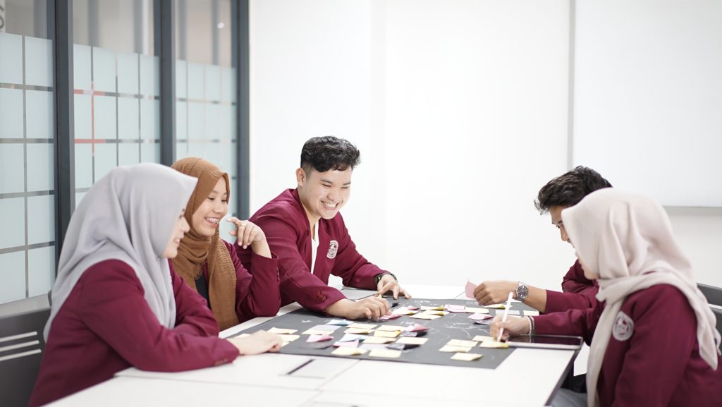 lingkungan bersih kampus uc makassar